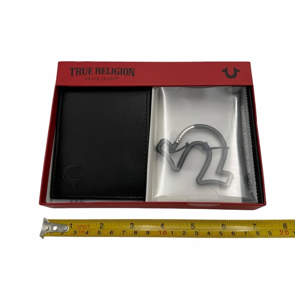 True Religion Genuine Leather Bifold Wallet & Horseshoe Carabiner Gift Set NIB